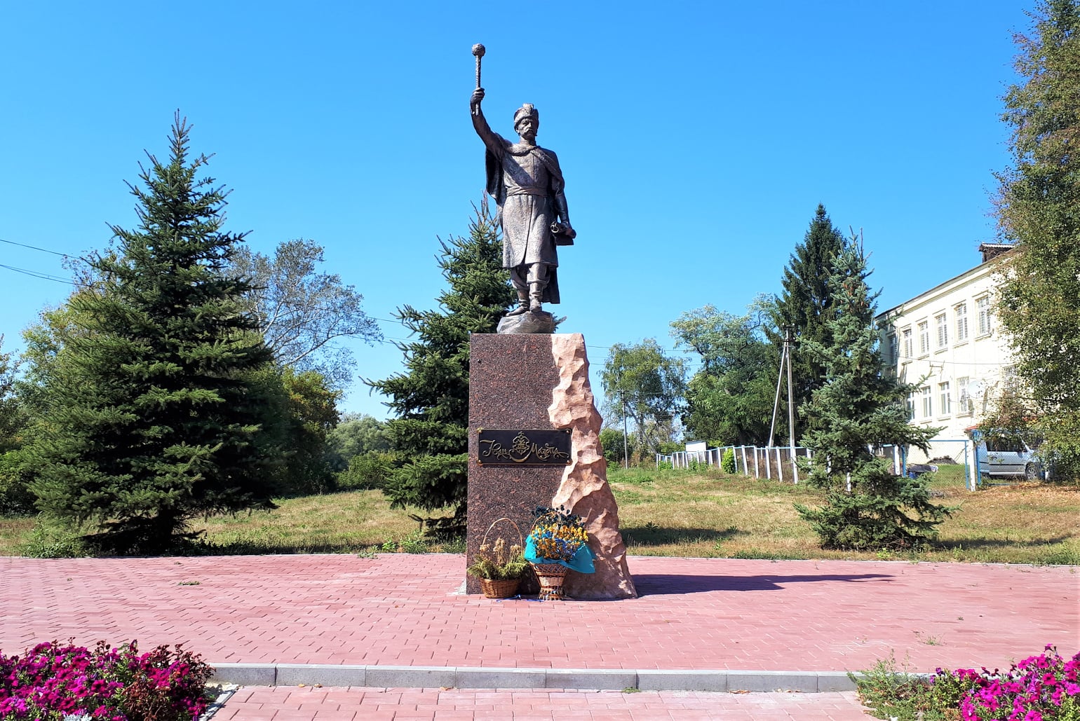 1 Mazepa Monument. Пам'ятник Івану Мазепі у центрі Коломака, відкритий наприкінці липня 2017 року
